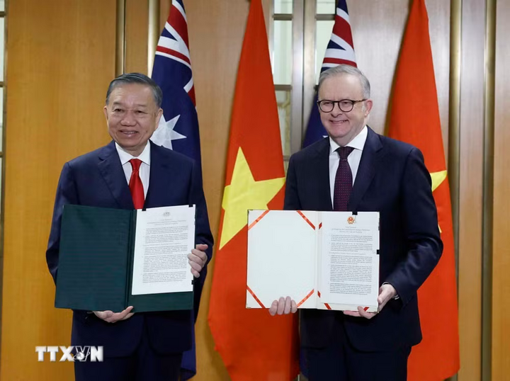 Tổng Bí thư, Chủ tịch nước Tô Lâm và Thủ tướng Australia Anthony Albanese trao Tuyên bố chung. Ảnh: Thống Nhất/TTXVN