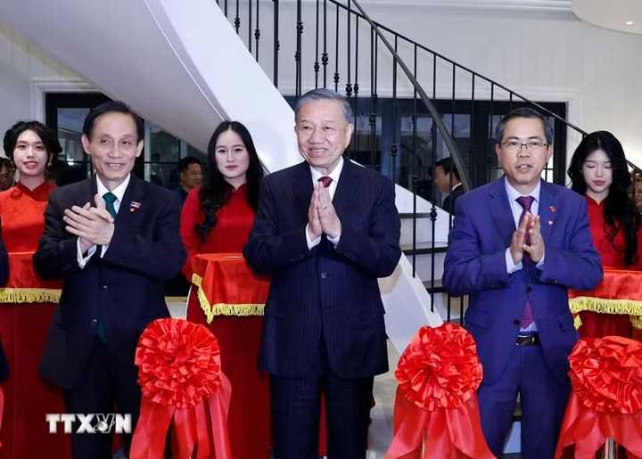 Tổng Bí thư, Chủ tịch nước Tô Lâm và các đại biểu thực hiện nghi thức cắt băng khánh thành nhà Việt Nam tại Australia. Ảnh: Thống Nhất/TTXVN