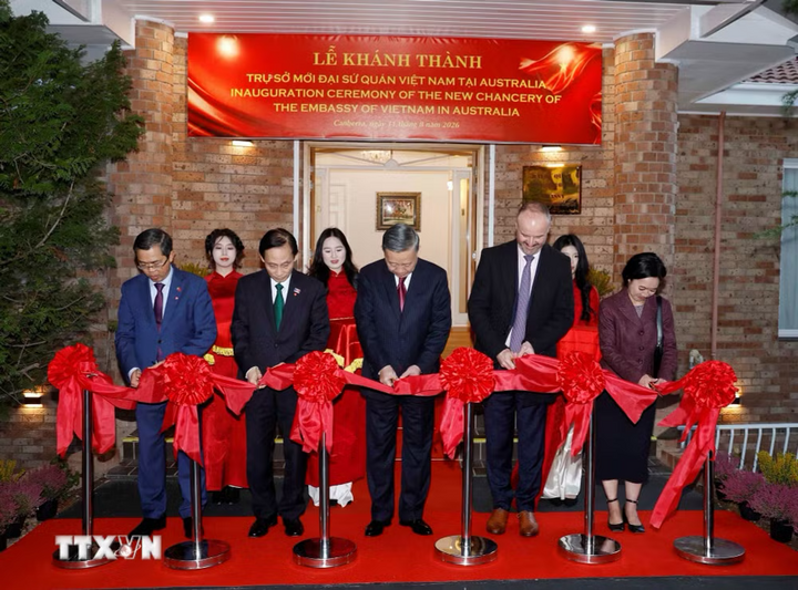 Tổng Bí thư, Chủ tịch nước Tô Lâm và các đại biểu thực hiện nghi thức khánh thành trụ sở mới Đại sứ quán Việt Nam tại Australia. Ảnh: Thống Nhất/TTXVN