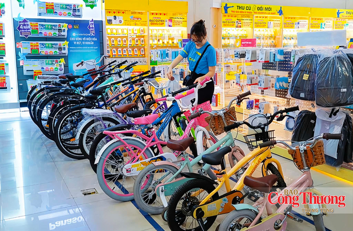 Nhiều đại lý xe đạp, xe máy điện tung ra các chương trình khuyến mãi theo hình thức "mua xe tặng dịch vụ" nhằm thu hút và giữ chân khách hàng.