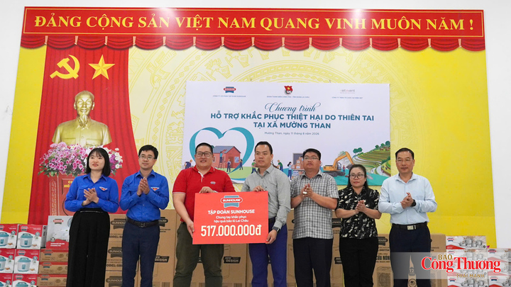 Đồng chí Bùi Hoàng Tùng, Bí thư Đoàn Thanh niên Chính phủ cùng đại diện Tập đoàn Sunhouse trao biển tài trợ các vật phẩm thiết yếu trị giá 517 triệu đồng nhằm chung tay khắc phục hậu quả bão lũ tại Lai Châu.