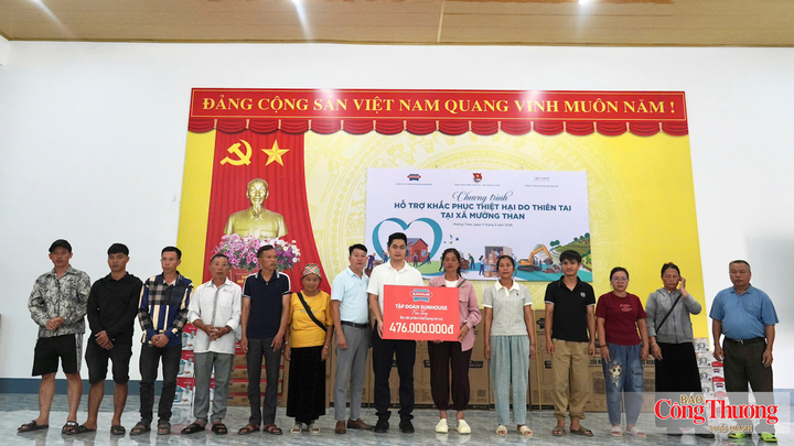 Ban Tổ chức trao tặng 'Bộ vật phẩm Gia dụng An cư' cho đại diện các hộ gia đình bị lũ cuốn trôi nhà cửa trên địa bàn xã Mường Than.