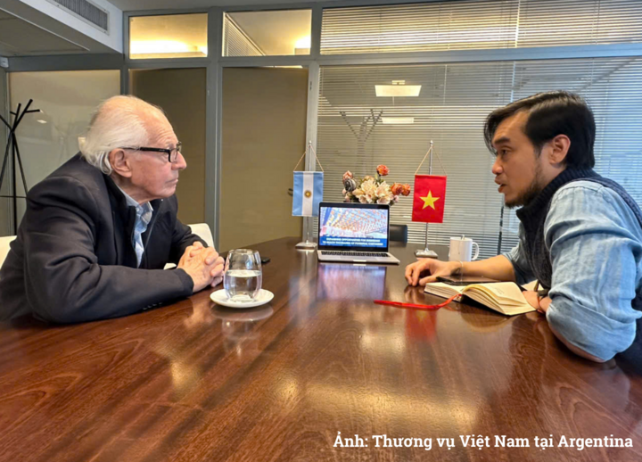 Đại diện Thương vụ Việt Nam tại Argentina trao đổi với đối tác.