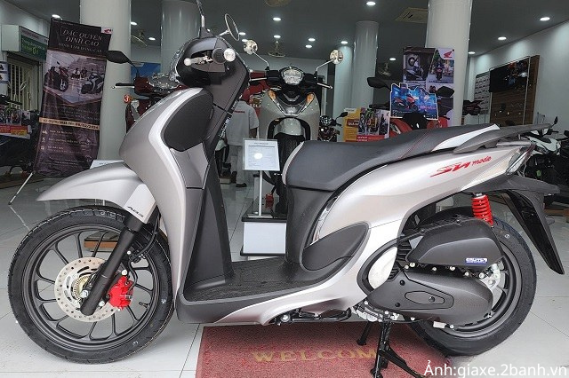 Giá bán thực tế Honda Vision tiếp tục cao hơn giá niêm yết, dao động từ khoảng 31 - 38 triệu đồng.