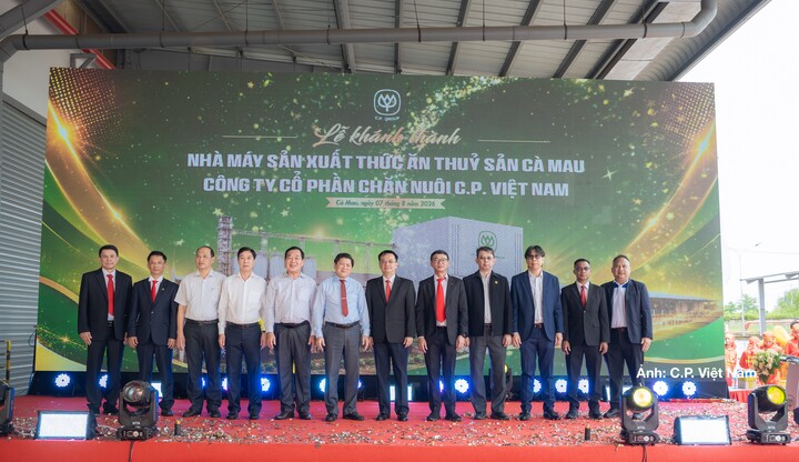 Đại diện lãnh đạo tỉnh Cà Mau, C.P. Việt Nam và các khách mời tại Lễ khánh thành Nhà máy sản xuất thức ăn thủy sản Cà Mau ngày 7/8/2026.