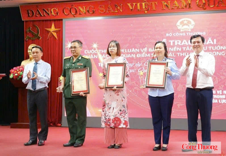 Thứ trưởng Bộ Công Thương Nguyễn Sinh Nhật Tân (ngoài cùng bên phải) trao giải cho các tác giả đoạt giải Nhì Cuộc thi chính luận bảo vệ nền tảng tư tưởng của Đảng trong ngành Công Thương năm 2023.