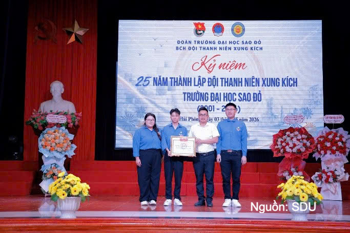 Em Công Quyền (thứ hai từ trái sang), được khen thưởng vì thành tích xuất sắc trong phong trào sinh viên.
