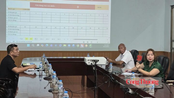 Khách hàng trả giá tại phiên đấu giá.