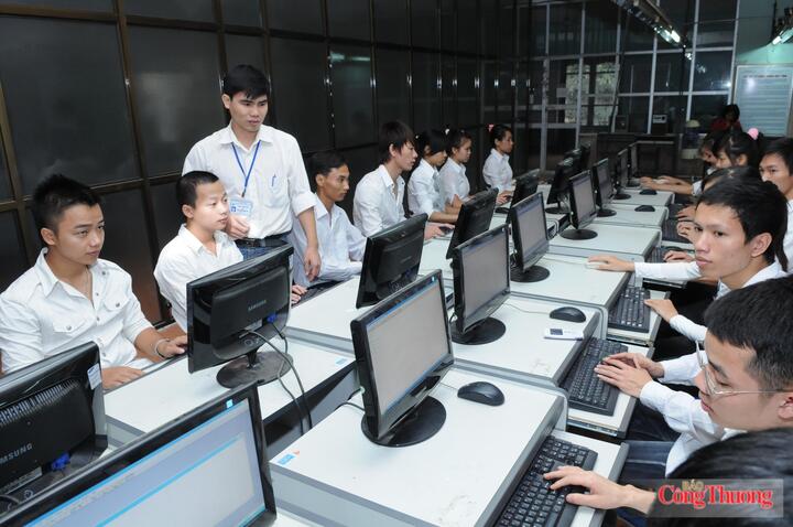 Cần nhìn nhận đúng vị trí của giáo dục nghề nghiệp. Ảnh: Du Ca