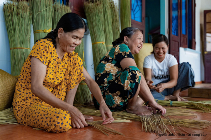 Những người thợ lành nghề đang làm sản phẩm thủ công. Ảnh: NVCC