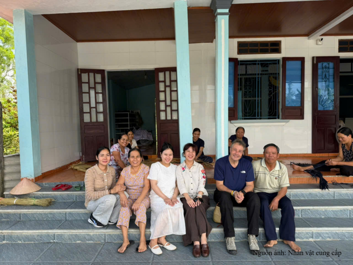 Không chỉ tìm đầu ra cho sản phẩm, chị Hồ Thị Sương Lan dành thời gian đồng hành, động viên phụ nữ yên tâm gắn bó với nghề. Ảnh: NVCC