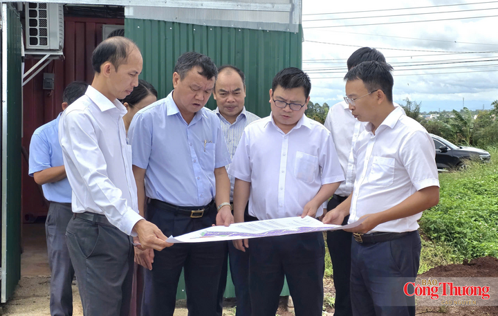 Thứ trưởng Bộ Công Thương Trương Thanh Hoài (hàng trước, thứ 2 từ phải) cùng đoàn công tác khảo sát thực địa tại Khu Công nghiệp Phú Xuân.