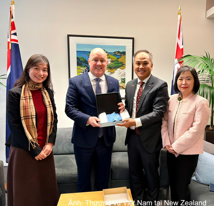 Bà Trần Diệu Oanh, Tham tán Thương mại, Thương vụ Việt Nam tại New Zealand (ngoài cùng, bên phải) tham dự buổi tiếp của Thủ tướng New Zealand Christopher Luxon trước thềm chuyến thăm của Tổng Bí thư, Chủ tịch nước Tô Lâm.