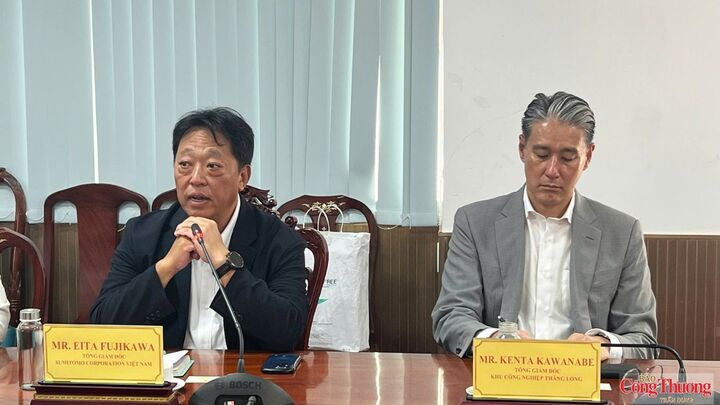 Ông Eita Fujikawa, Tổng Giám đốc Sumitomo tại Việt Nam (áo sẫm) phát biểu tại buổi làm việc.