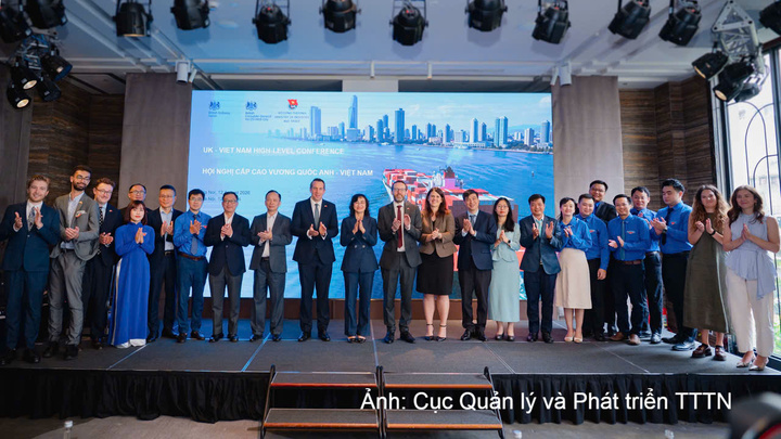 Các đại biểu chụp ảnh tại hội nghị.