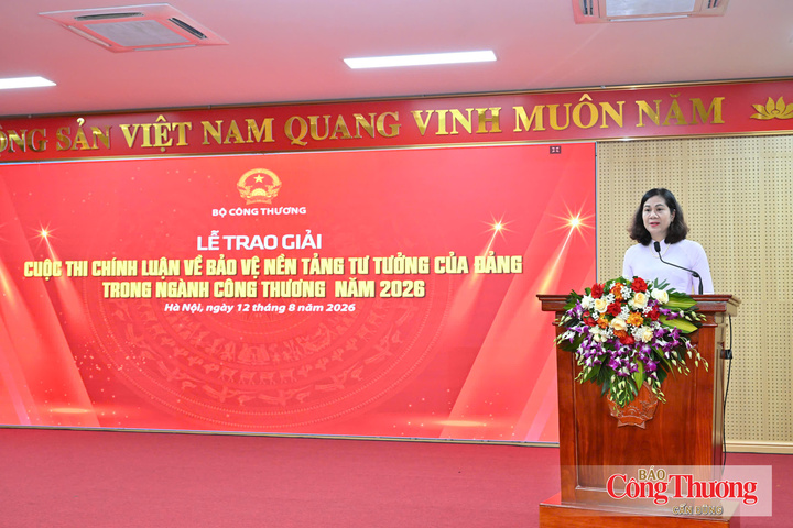 Đồng chí Nguyễn Minh Huệ -  Ủy viên Ban Chấp hành Đảng bộ, Quyền Trưởng ban Tuyên giáo và Dân vận Đảng ủy Bộ Công Thương công bố các Quyết định  trao giải Cuộc thi chính luận về bảo vệ nền tảng tư tưởng của Đảng  trong ngành Công Thương năm 2026.