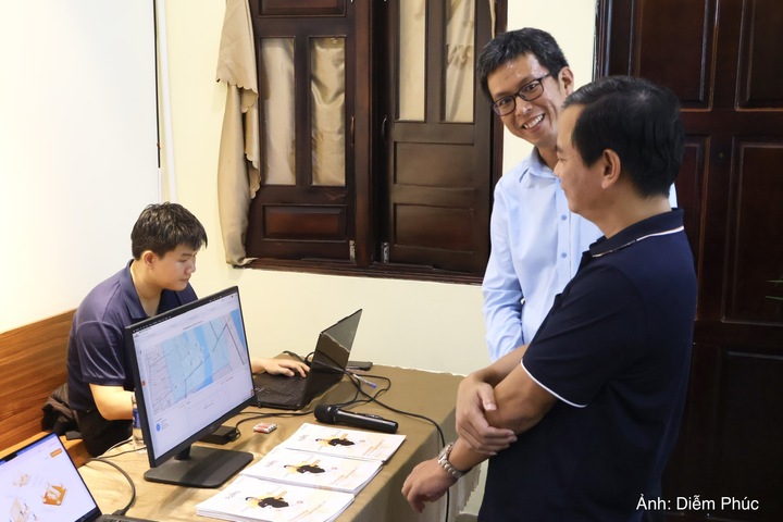 Đại biểu trải nghiệm Demo Corner, tìm hiểu cách AI Agent hỗ trợ doanh nghiệp trong các bài toán vận hành thực tế.
