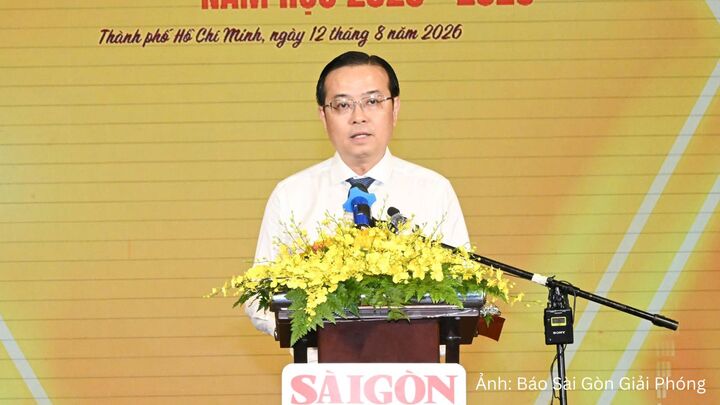 Ông Lê Văn Minh, Tổng Giám đốc Cơ quan Báo và Phát thanh, Truyền hình TP. Hồ Chí Minh phát biểu tại buổi lễ.