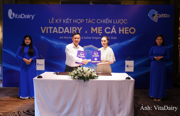 Đại diện VitaDairy và thương hiệu Mẹ Cá Heo tại lễ ký kết hợp đồng hợp tác chiến lược