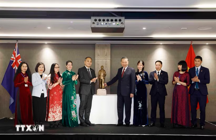 Tổng Bí thư, Chủ tịch nước Tô Lâm tặng bức tượng Chủ tịch Hồ Chí Minh tới Đại sứ quán Việt Nam tại New Zealand. Ảnh: Thống Nhất/TTXVN