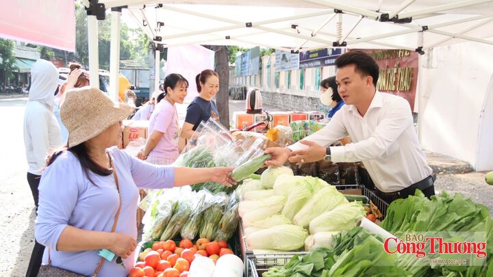 Ông Trần Công Hiếu (bìa phải) tại điểm bán hàng lưu động của Siêu thị Co.opmart Vũng Tàu.