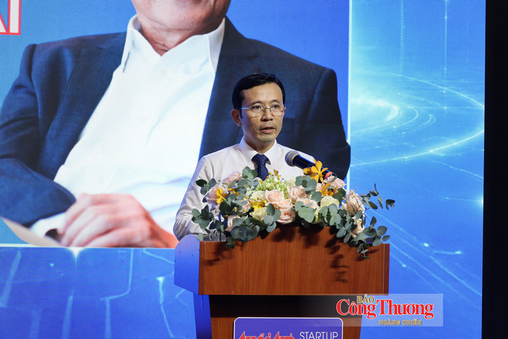 Nhà báo Trần Xuân Toàn, Phó Tổng giám đốc Cơ quan Báo và Phát thanh, Truyền hình TP. Hồ Chí Minh; Tổng Biên tập Báo Tuổi Trẻ phát biểu tại buổi lễ.