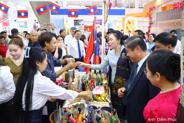 Các đại biểu trải nghiệm sản phẩm của gian hàng nước bạn Lào.