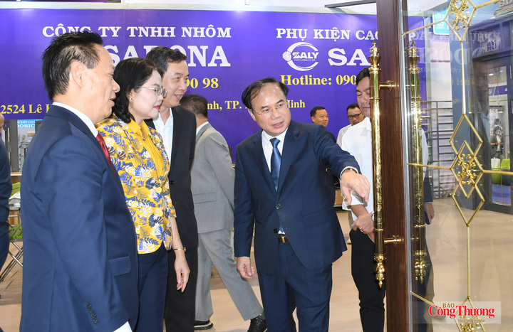 Thứ trưởng Nguyễn Văn Sinh và các đại biểu tham quan gian hàng trưng bày, giới thiệu sản phẩm tại triển lãm.
