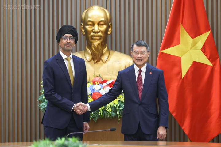 Thủ tướng Chính phủ Lê Minh Hưng tiếp Đại sứ Singapore tại Việt Nam Rajpal Singh - Ảnh: chinhphu.vn/Nhật Bắc