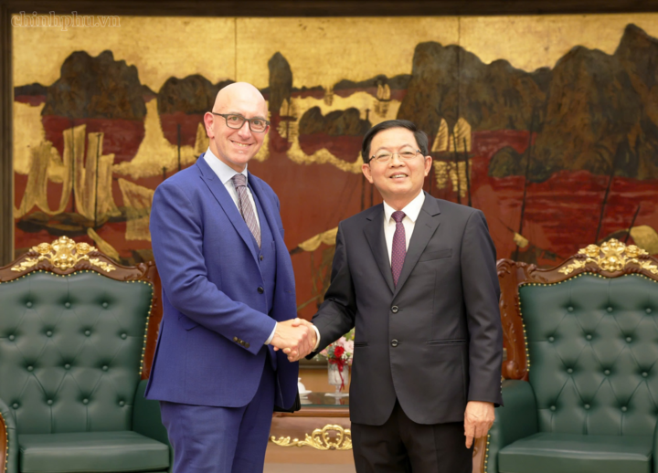Phó Thủ tướng Hồ Quốc Dũng tiếp ông Gianluca Pettiti, Chủ tịch kiêm Giám đốc vận hành Tập đoàn Thermo Fisher Scientific (Hoa Kỳ) - Ảnh: chinhphu.vn/Gia Huy