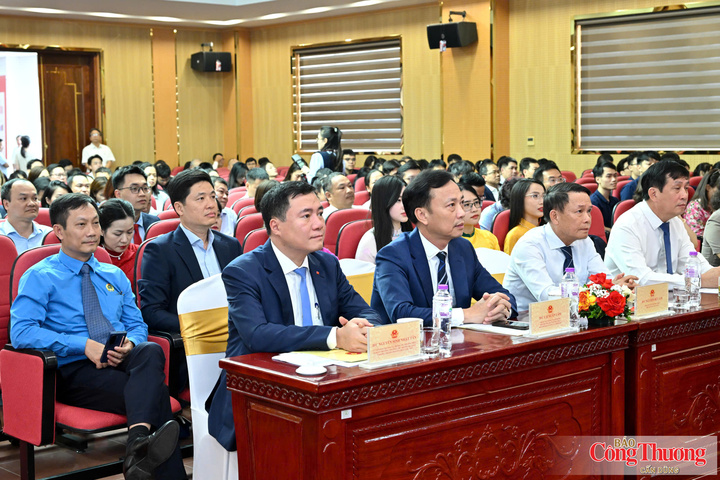Các đại biểu tham dự sự kiện.