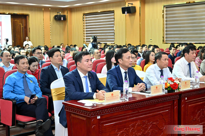 Các đại biểu tham dự sự kiện.