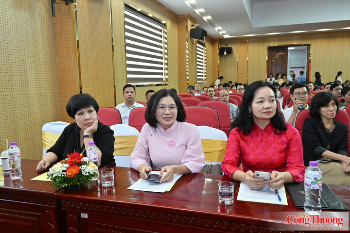Đại điện các đơn vị thuộc Bộ Công Thương tham dự sự kiện.