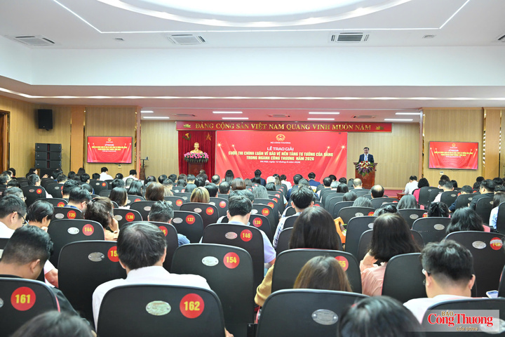 Lễ trao giải diễn ra trong không khí trang trọng, thu hút đông đảo đại biểu tham dự.