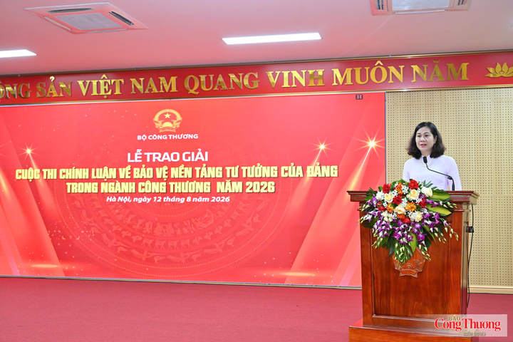 Đồng chí Nguyễn Minh Huệ, Ủy viên Ban Chấp hành Đảng bộ Bộ Công Thương, Quyền Trưởng ban Tuyên giáo và Dân vận Đảng ủy Bộ Công Thương công bố các quyết định trao thưởng cuộc thi.