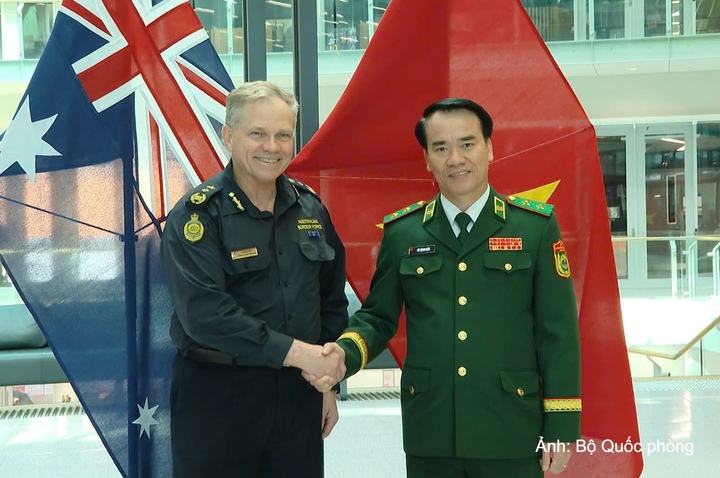 Trung tướng Vũ Trung Kiên, Ủy viên Trung ương Đảng, Tư lệnh Bộ đội Biên phòng và ngài Gavan Reynolds, Tư lệnh Lực lượng Biên giới Australia.