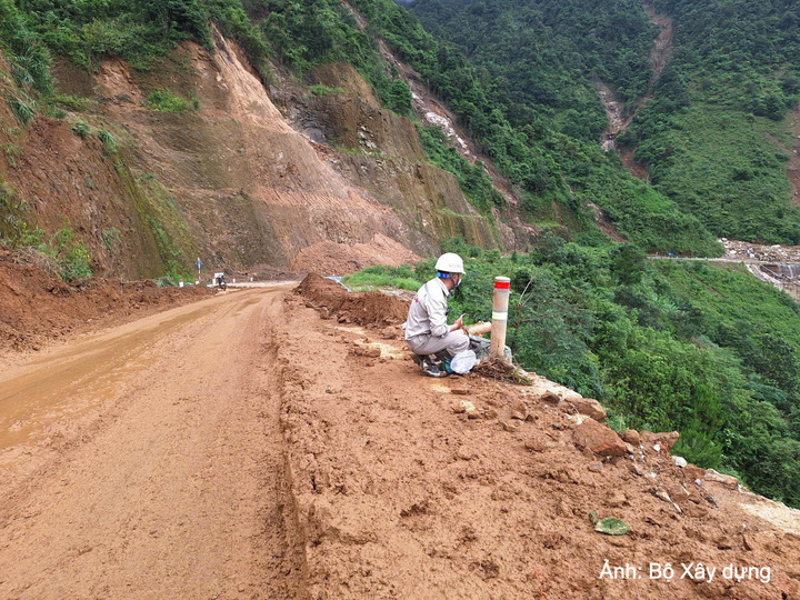 Bổ sung biển báo, đèn xoay Km65+200, Km67, Km68.