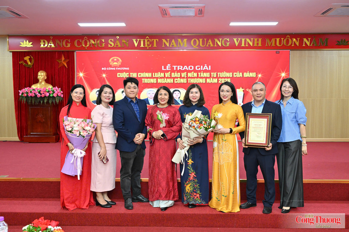 Lễ trao giải Cuộc thi chính luận về bảo vệ nền tảng tư tưởng của Đảng trong ngành Công Thương ghi dấu những tác phẩm chất lượng, góp phần nâng cao hiệu quả công tác tuyên truyền.