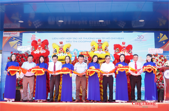 Lãnh đạo Sở Công Thương Đà Nẵng và các đại biểu cắt băng ra mắt không gian mua sắm mới tại Co.opmart Đà Nẵng
