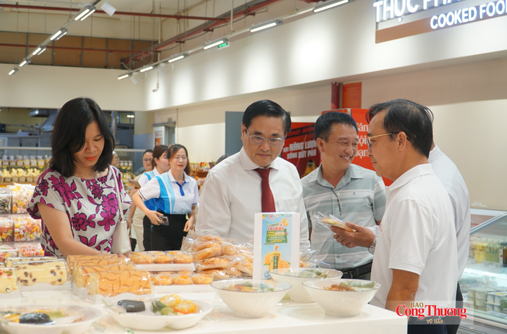Các đại biểu tham quan, trải nghiệm không gian, tiện ích mua sắm bán lẻ hiện đại mới