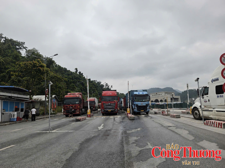 Xe chở hàng qua cửa khẩu Hữu Nghị