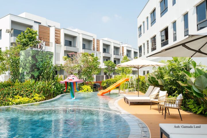 Clubhouse với hồ bơi điện phân muối và nhiều tiện ích sức khỏe cho cư dân.