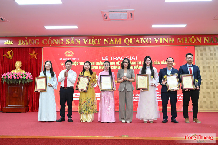 Đồng chí Hà Thị Trang, Phó Trưởng Ban thường trực, Ban Tuyên giáo và Dân vận Đảng ủy Chính phủ và đồng chí Nguyễn Văn Minh, Ủy viên Ban Chấp hành Đảng bộ Bộ Công Thương, Tổng Biên tập Báo Công Thương, Phó Trưởng ban Tổ chức cuộc thi (thứ hai từ trái sang) trao giải Ba cho các tác giả, nhóm tác giả đoạt giải.