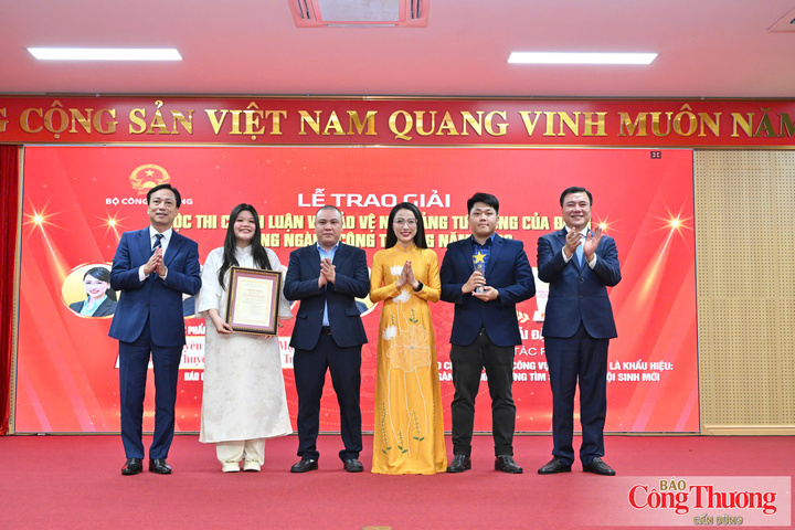 Đồng chí Lại Xuân Lâm, Phó Bí thư Đảng ủy Chính phủ, Phó Trưởng Ban Thường trực Ban chỉ đạo 35 Đảng ủy Chính phủ (ngoài cùng bên trái) và đồng chí Nguyễn Sinh Nhật Tân, Phó Bí thư Thường trực Đảng ủy Bộ Công Thương, Thứ trưởng Bộ Công Thương trao giải Đặc biệt Cuộc thi chính luận về bảo vệ nền tảng tư tưởng của Đảng trong ngành Công Thương năm 2026 cho nhóm tác giả Báo Công Thương.