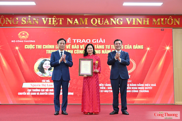 Đồng chí Lại Xuân Lâm và đồng chí Nguyễn Sinh Nhật Tân trao giải Nhất cho tác phẩm: Bảo vệ nền tảng tư tưởng của Đảng bằng hiệu quả thực tiễn - góc nhìn từ triển khai Nghị quyết số 57-NQ/TW trong ngành Công Thương. Tác giả: Nguyễn Thị Lâm Giang, Cục trưởng Cục Đổi mới sáng tạo, Chuyển đổi xanh và Khuyến công (Bộ Công Thương).