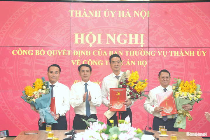Phó Bí thư Thường trực Thành ủy Hà Nội Nguyễn Trọng Đông trao các quyết định về công tác cán bộ