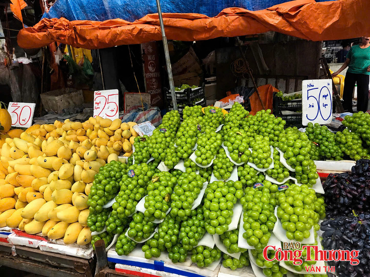 Trái cây được bày bán tại chợ đầu mối phía Nam.