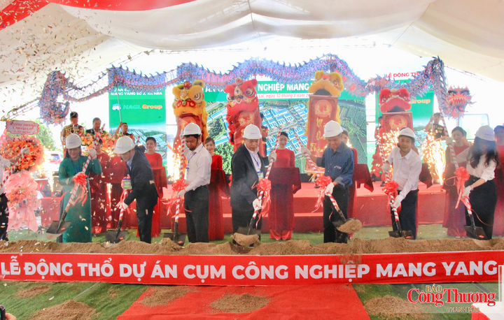 Các đại biểu thực hiện nghi thức động thổ Dự án Xây dựng và kinh doanh hạ tầng kỹ thuật Cụm công nghiệp Mang Yang số 2.