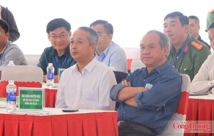 Ông Đoàn Nguyên Đức (bên phải), Chủ tịch Tập đoàn Hoàng Anh Gia Lai.