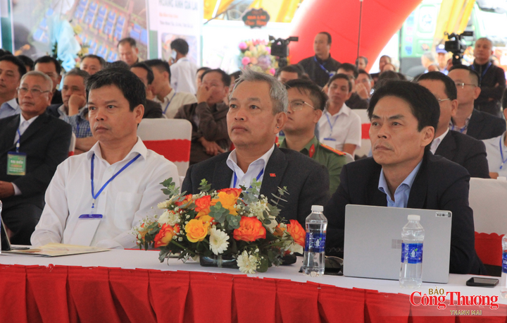 Các đại biểu tham dự lễ động thổ.